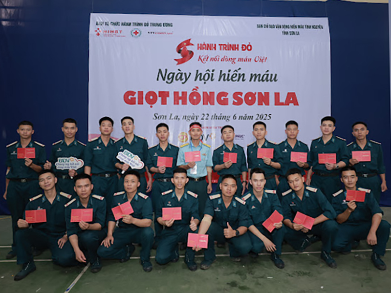 Tiểu đoàn Căn cứ sân bay Nà Sản, Sư đoàn 371 tham gia Ngày hội hiến máu “Giọt hồng Sơn La”
