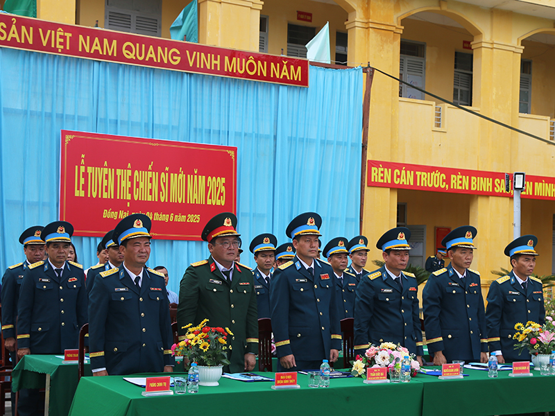 Các đơn vị trong Quân chủng Phòng không - Không quân tổ chức Lễ tuyên thệ chiến sĩ mới năm 2025