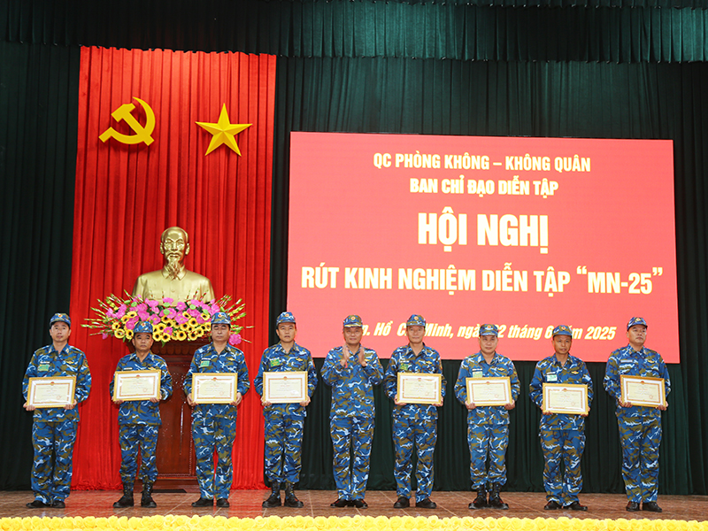 Quân chủng Phòng không - Không quân rút kinh nghiệm Diễn tập Chỉ huy - Tham mưu 1 bên 2 cấp trên bản đồ có một phần thực binh cho các đơn vị khu vực Miền Nam, Nam Trung Bộ