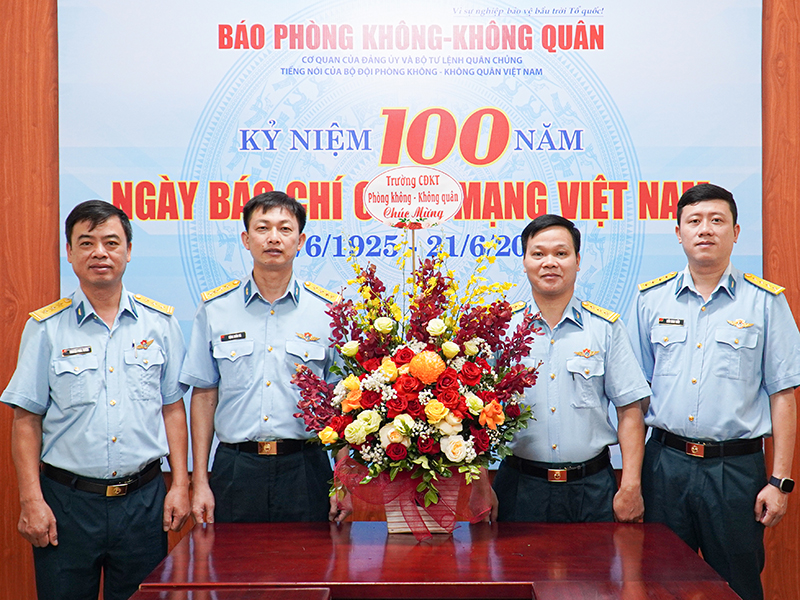 Các cơ quan, đơn vị trong Quân chủng Phòng không- Không quân chúc mừng Báo Phòng không - Không quân nhân dịp kỷ niệm 100 năm Ngày Báo chí Cách mạng Việt Nam