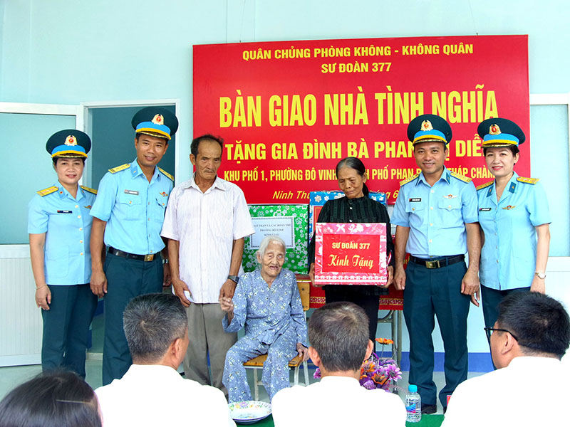 Sư đoàn 377 bàn giao “Nhà tình nghĩa” tặng gia đình có hoàn cảnh khó khăn