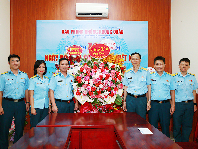 Các cơ quan, đơn vị trong Quân chủng Phòng không- Không quân chúc mừng Báo Phòng không - Không quân nhân dịp kỷ niệm 100 năm Ngày Báo chí Cách mạng Việt Nam