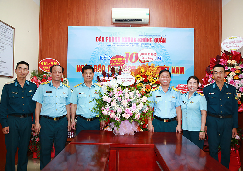 Các cơ quan, đơn vị trong Quân chủng Phòng không- Không quân chúc mừng Báo Phòng không - Không quân nhân dịp kỷ niệm 100 năm Ngày Báo chí Cách mạng Việt Nam
