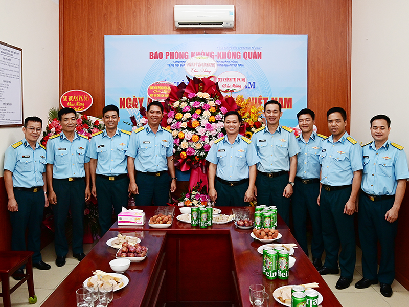 Các cơ quan, đơn vị trong Quân chủng Phòng không- Không quân chúc mừng Báo Phòng không - Không quân nhân dịp kỷ niệm 100 năm Ngày Báo chí Cách mạng Việt Nam