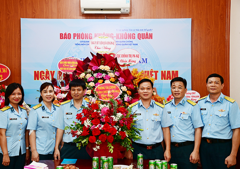 Các cơ quan, đơn vị trong Quân chủng Phòng không- Không quân chúc mừng Báo Phòng không - Không quân nhân dịp kỷ niệm 100 năm Ngày Báo chí Cách mạng Việt Nam