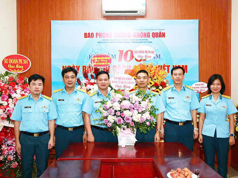Các cơ quan, đơn vị trong Quân chủng Phòng không- Không quân chúc mừng Báo Phòng không - Không quân nhân dịp kỷ niệm 100 năm Ngày Báo chí Cách mạng Việt Nam