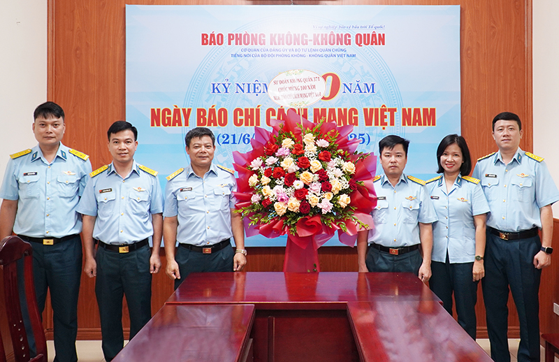 Các cơ quan, đơn vị trong Quân chủng Phòng không- Không quân chúc mừng Báo Phòng không - Không quân nhân dịp kỷ niệm 100 năm Ngày Báo chí Cách mạng Việt Nam
