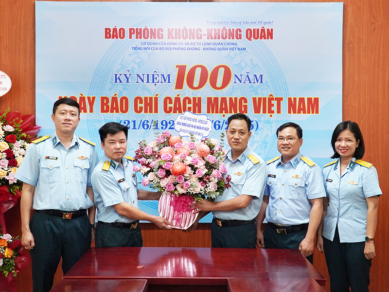 Các cơ quan, đơn vị trong Quân chủng Phòng không- Không quân chúc mừng Báo Phòng không - Không quân nhân dịp kỷ niệm 100 năm Ngày Báo chí Cách mạng Việt Nam