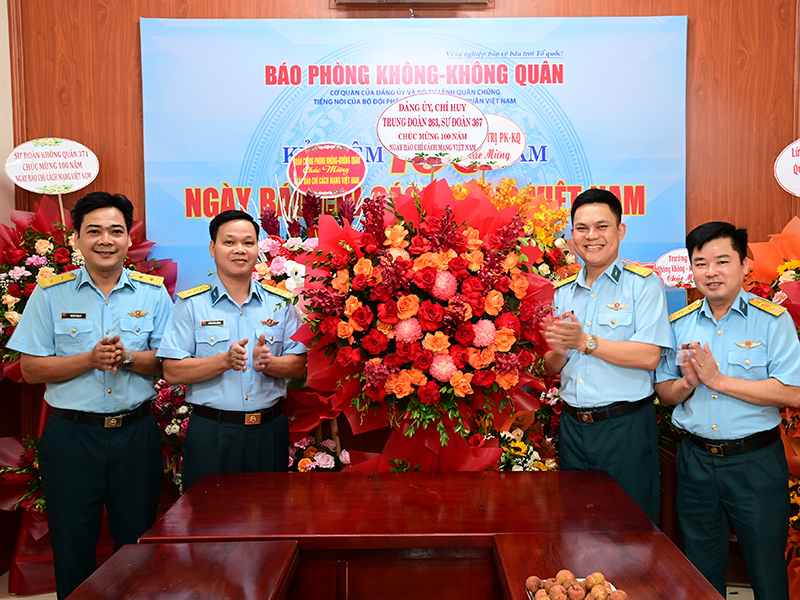 Các cơ quan, đơn vị trong Quân chủng Phòng không- Không quân chúc mừng Báo Phòng không - Không quân nhân dịp kỷ niệm 100 năm Ngày Báo chí Cách mạng Việt Nam