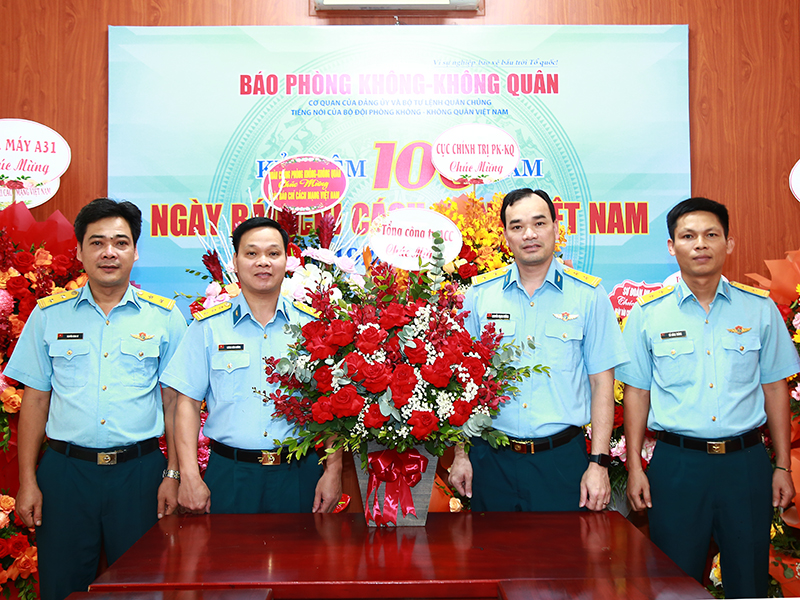 Các cơ quan, đơn vị trong Quân chủng Phòng không- Không quân chúc mừng Báo Phòng không - Không quân nhân dịp kỷ niệm 100 năm Ngày Báo chí Cách mạng Việt Nam