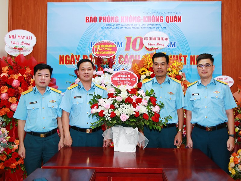 Các cơ quan, đơn vị trong Quân chủng Phòng không- Không quân chúc mừng Báo Phòng không - Không quân nhân dịp kỷ niệm 100 năm Ngày Báo chí Cách mạng Việt Nam