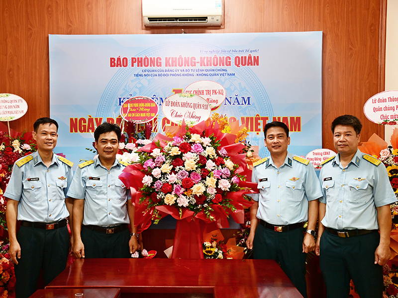Các cơ quan, đơn vị trong Quân chủng Phòng không- Không quân chúc mừng Báo Phòng không - Không quân nhân dịp kỷ niệm 100 năm Ngày Báo chí Cách mạng Việt Nam