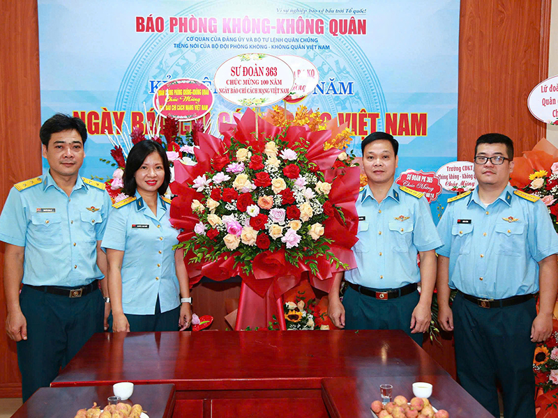 Các cơ quan, đơn vị trong Quân chủng Phòng không- Không quân chúc mừng Báo Phòng không - Không quân nhân dịp kỷ niệm 100 năm Ngày Báo chí Cách mạng Việt Nam
