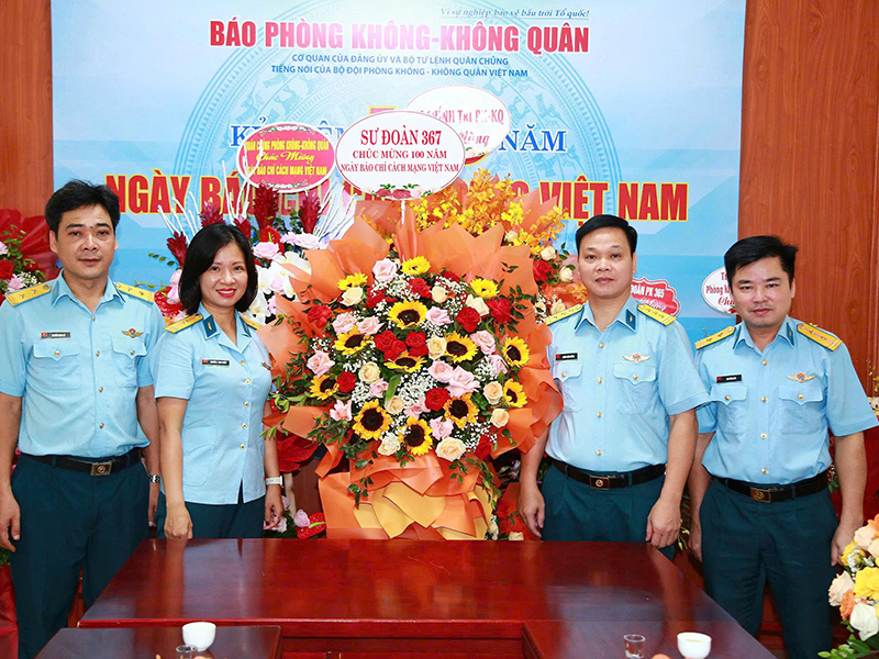 Các cơ quan, đơn vị trong Quân chủng Phòng không- Không quân chúc mừng Báo Phòng không - Không quân nhân dịp kỷ niệm 100 năm Ngày Báo chí Cách mạng Việt Nam