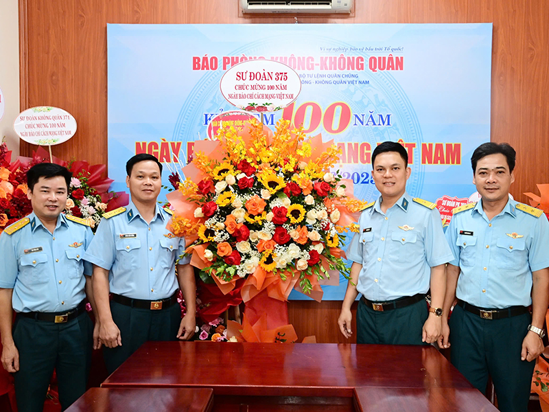 Các cơ quan, đơn vị trong Quân chủng Phòng không- Không quân chúc mừng Báo Phòng không - Không quân nhân dịp kỷ niệm 100 năm Ngày Báo chí Cách mạng Việt Nam