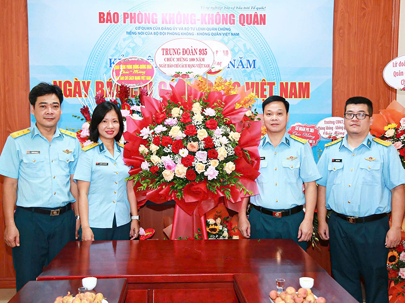 Các cơ quan, đơn vị trong Quân chủng Phòng không- Không quân chúc mừng Báo Phòng không - Không quân nhân dịp kỷ niệm 100 năm Ngày Báo chí Cách mạng Việt Nam
