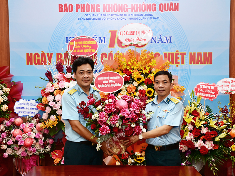 Các cơ quan, đơn vị trong Quân chủng Phòng không- Không quân chúc mừng Báo Phòng không - Không quân nhân dịp kỷ niệm 100 năm Ngày Báo chí Cách mạng Việt Nam
