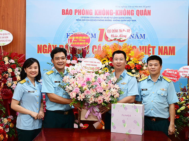 Các cơ quan, đơn vị trong Quân chủng Phòng không- Không quân chúc mừng Báo Phòng không - Không quân nhân dịp kỷ niệm 100 năm Ngày Báo chí Cách mạng Việt Nam