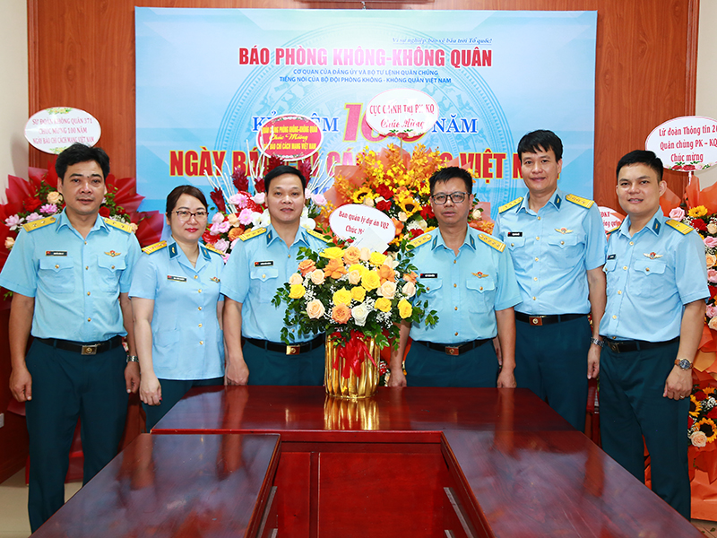 Các cơ quan, đơn vị trong Quân chủng Phòng không- Không quân chúc mừng Báo Phòng không - Không quân nhân dịp kỷ niệm 100 năm Ngày Báo chí Cách mạng Việt Nam