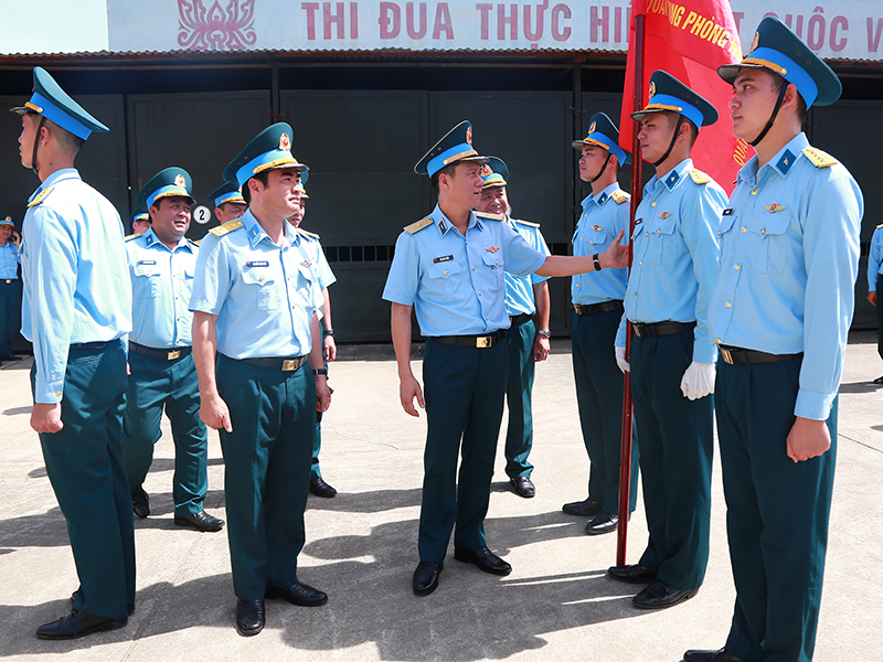 Thiếu tướng Bùi Đức Hiền - Phó Tư lệnh Quân chủng PK-KQ kiểm tra công tác chuẩn bị và tổ chức huấn luyện nhiệm vụ A80
