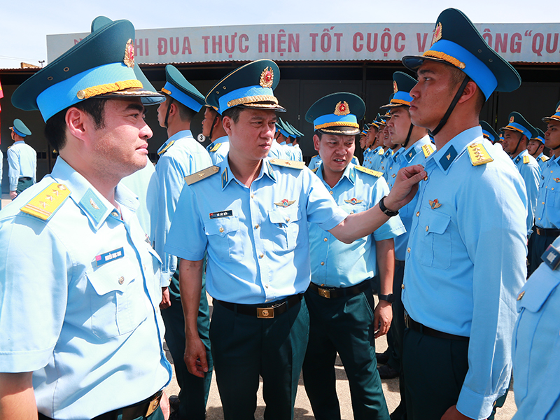 Thiếu tướng Bùi Đức Hiền - Phó Tư lệnh Quân chủng PK-KQ kiểm tra công tác chuẩn bị và tổ chức huấn luyện nhiệm vụ A80