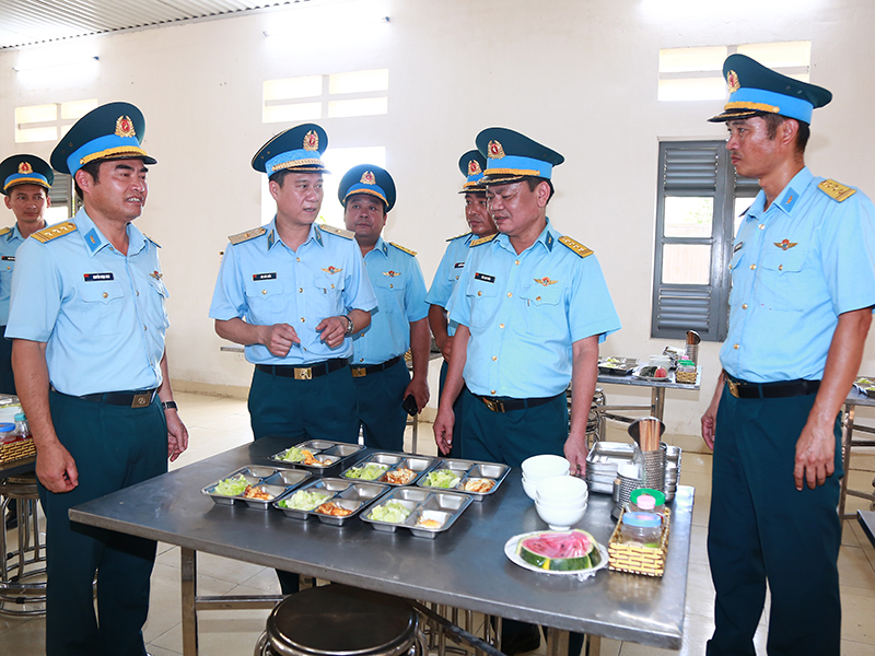 Thiếu tướng Bùi Đức Hiền - Phó Tư lệnh Quân chủng PK-KQ kiểm tra công tác chuẩn bị và tổ chức huấn luyện nhiệm vụ A80