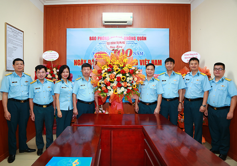 Thiếu tướng Hoàng Văn Lâu - Chủ nhiệm Chính trị Quân chủng chúc mừng Báo Phòng không - Không quân nhân Ngày Báo chí Cách mạng Việt Nam 21-6