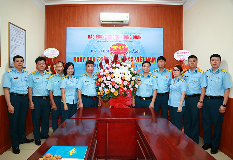 Thiếu tướng Hoàng Văn Lâu - Chủ nhiệm Chính trị Quân chủng chúc mừng Báo Phòng không - Không quân nhân Ngày Báo chí Cách mạng Việt Nam 21-6