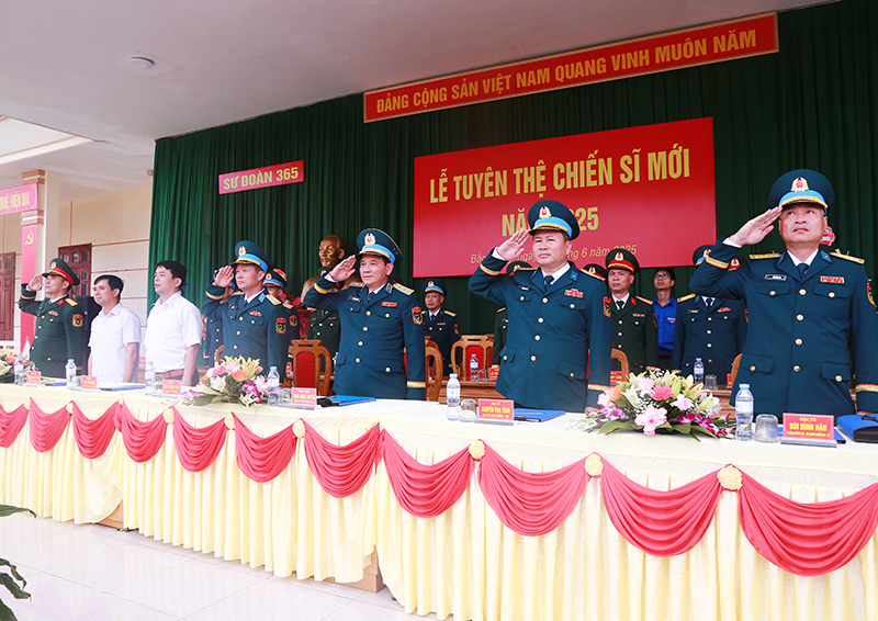 Các đơn vị trong Quân chủng Phòng không - Không quân tổ chức Lễ tuyên thệ chiến sĩ mới năm 2025