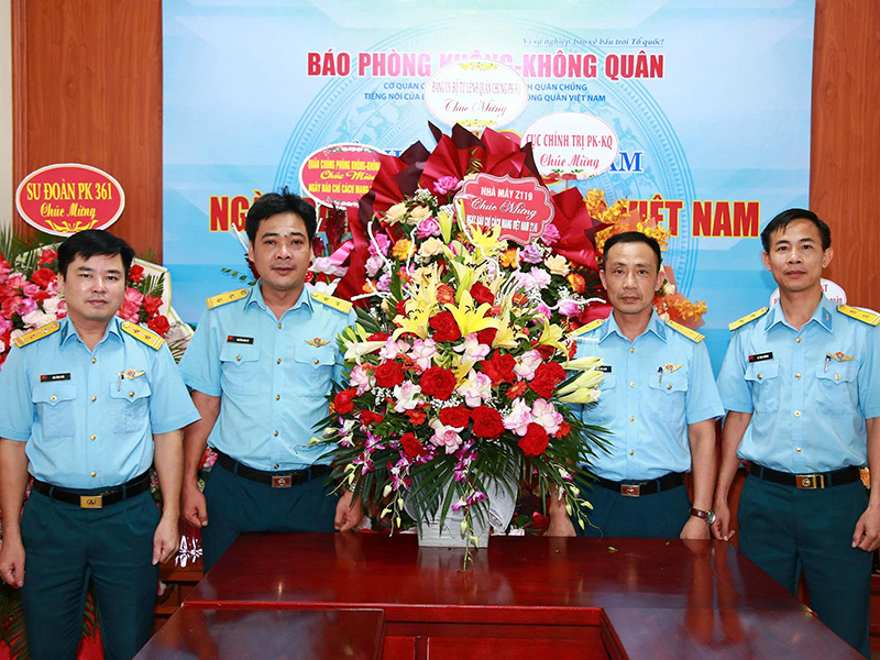 Các cơ quan, đơn vị trong Quân chủng Phòng không- Không quân chúc mừng Báo Phòng không - Không quân nhân dịp kỷ niệm 100 năm Ngày Báo chí Cách mạng Việt Nam