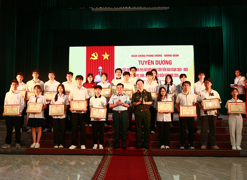 Quân chủng Phòng không - Không quân tuyên dương tập thể, cá nhân phụ nữ điển hình tiên tiến giai đoạn 2020-2025; học sinh, sinh viên tiêu biểu năm học 2024-2025