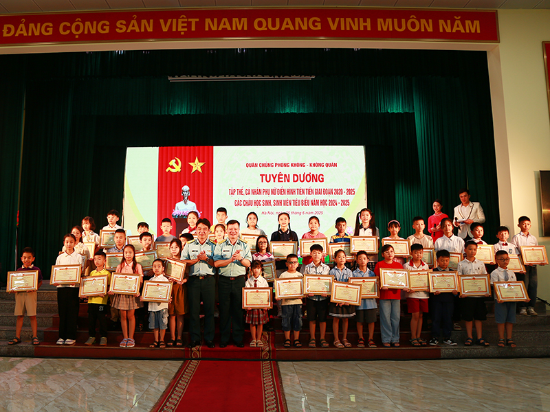 Quân chủng Phòng không - Không quân tuyên dương tập thể, cá nhân phụ nữ điển hình tiên tiến giai đoạn 2020-2025; học sinh, sinh viên tiêu biểu năm học 2024-2025