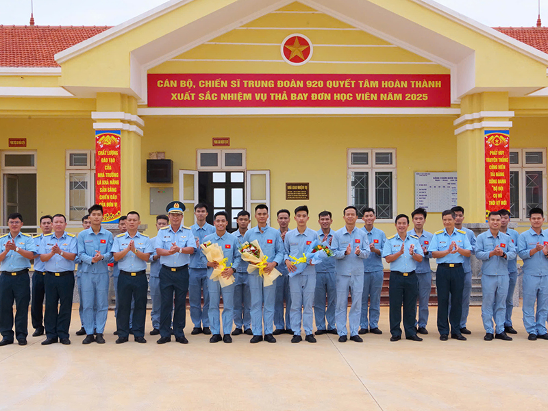 Trung đoàn 920 hoàn thành nhiệm vụ thả bay đơn cho học viên năm 2025
