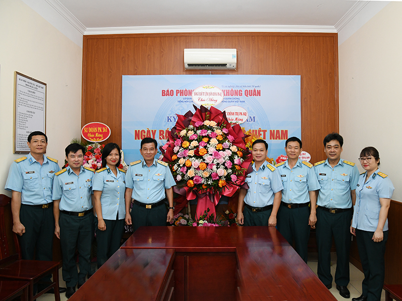 Trung tướng Trần Ngọc Quyến chúc mừng Báo Phòng không - Không quân nhân kỷ niệm 100 năm Ngày Báo chí Cách mạng Việt Nam