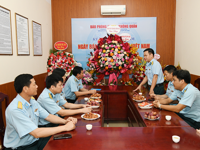 Trung tướng Trần Ngọc Quyến chúc mừng Báo Phòng không - Không quân nhân kỷ niệm 100 năm Ngày Báo chí Cách mạng Việt Nam