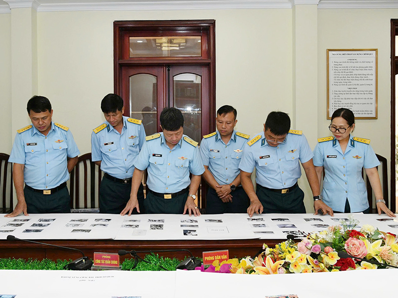 Cục Chính trị duyệt ảnh trưng bày tại Triển lãm“60 năm - Sức mạnh Rồng lửa Việt Nam”