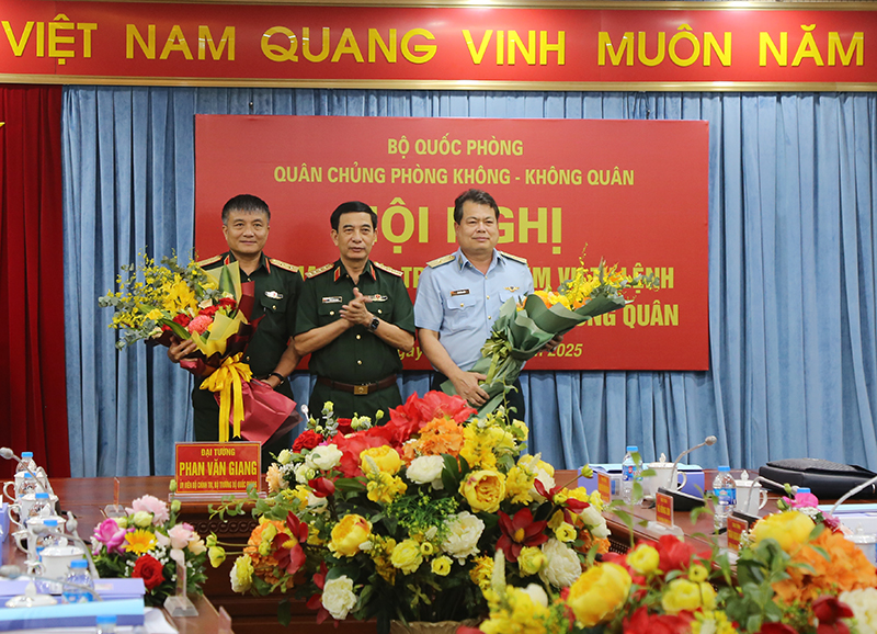 Bộ trưởng Bộ Quốc phòng chủ trì Hội nghị bàn giao chức trách, nhiệm vụ Tư lệnh Quân chủng Phòng không - Không quân