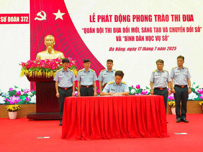 Các đơn vị trong Quân chủng Phòng không - Không quân phát động Phong trào thi đua “Đổi mới sáng tạo, chuyển đổi số” và “Bình dân học vụ số”