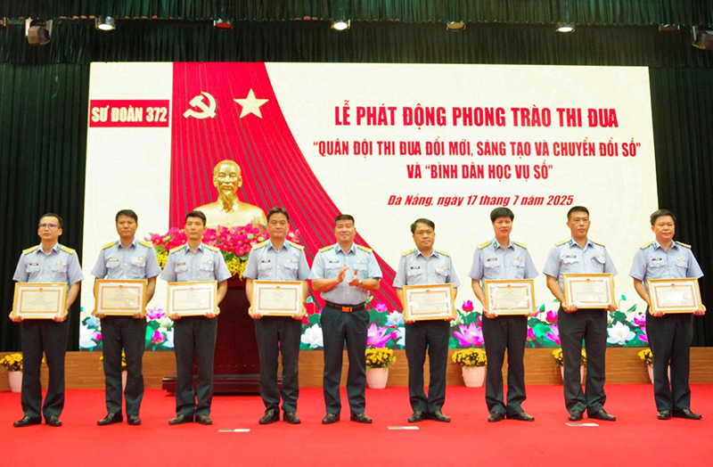 Các đơn vị trong Quân chủng Phòng không - Không quân phát động Phong trào thi đua “Đổi mới sáng tạo, chuyển đổi số” và “Bình dân học vụ số”