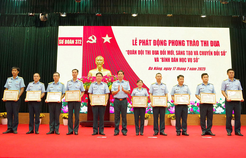 Các đơn vị trong Quân chủng Phòng không - Không quân phát động Phong trào thi đua “Đổi mới sáng tạo, chuyển đổi số” và “Bình dân học vụ số”