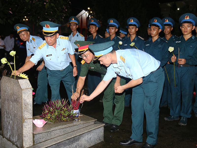 Đoàn thanh niên xã An Khánh phối hợp với Trung đoàn 218 thắp nến tri ân các anh hùng liệt sĩ