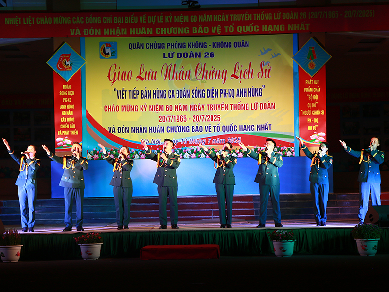 Lữ đoàn Thông tin 26 tổ chức Chương trình giao lưu nhân chứng lịch sử với chủ đề “Viết tiếp bản hùng ca Đoàn Sóng điện PK-KQ Anh hùng”