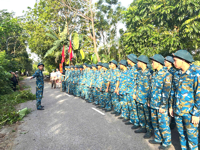 Hơn 200 cán bộ, học viên của Học viện Phòng không - Không quân hành quân dã ngoại làm công tác dân vận