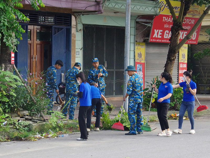 Lữ đoàn 918 hành quân dã ngoại làm công tác dân vận trên địa bàn phường Bồ Đề và phường Long Biên, TP Hà Nội