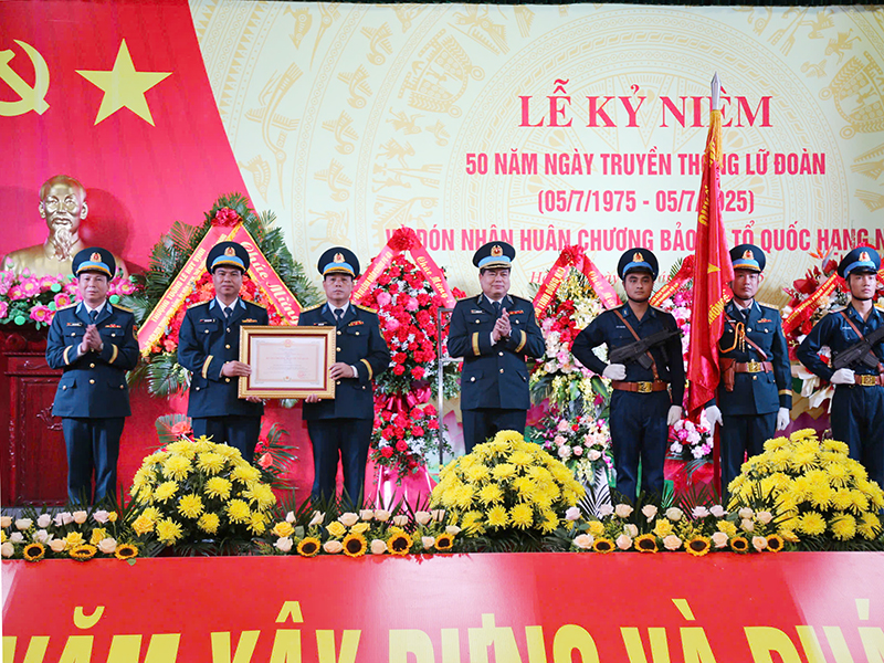 Lữ đoàn Không quân 918 tổ chức Lễ kỷ niệm 50 năm ngày truyền thống và đón nhận Huân chương Bảo vệ Tổ quốc hạng Nhì