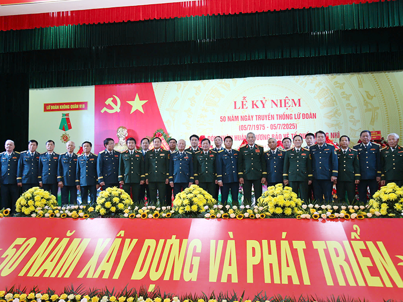 Lữ đoàn Không quân 918 tổ chức Lễ kỷ niệm 50 năm ngày truyền thống và đón nhận Huân chương Bảo vệ Tổ quốc hạng Nhì