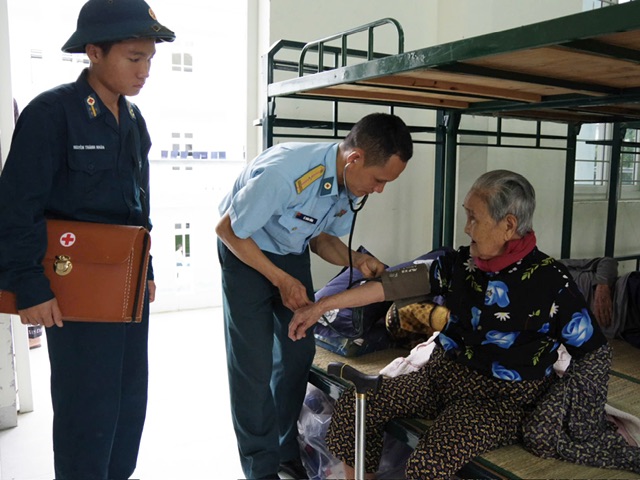 Sư đoàn 377 hỗ trợ nơi ăn ở, sinh hoạt cho nhân dân tránh lũ