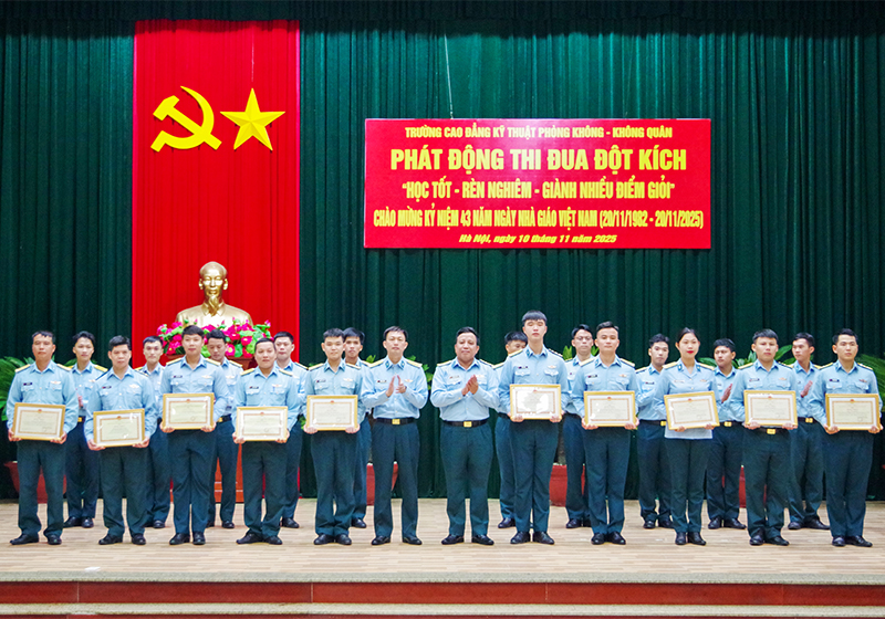 Trường Cao đẳng Kỹ thuật PK-KQ phát động thi đua đột kích “Học tốt - Rèn nghiêm - Giành nhiều điểm giỏi”