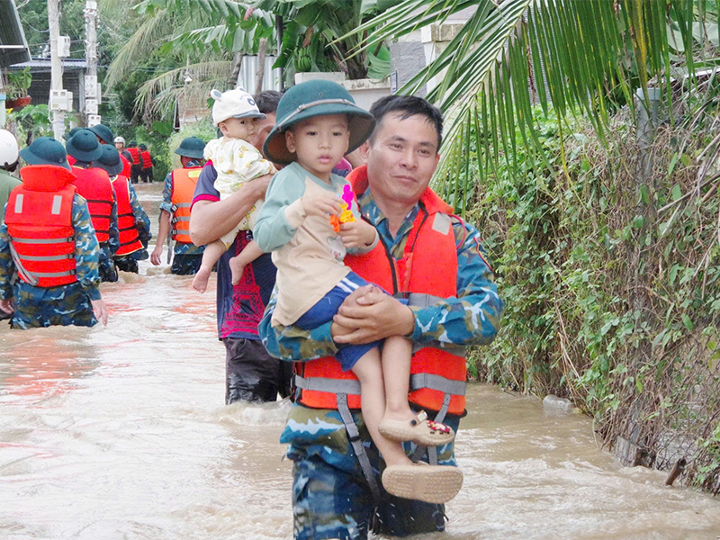 Trung đoàn Không quân 937 giúp nhân dân tỉnh Khánh Hòa khắc phục hậu quả mưa lũ
