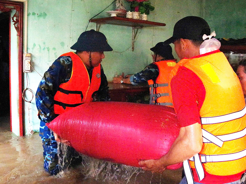 Trung đoàn Không quân 937 giúp nhân dân tỉnh Khánh Hòa khắc phục hậu quả mưa lũ